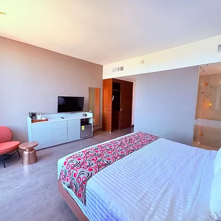 Queen Suite Oasis Just Minutes From The Beach